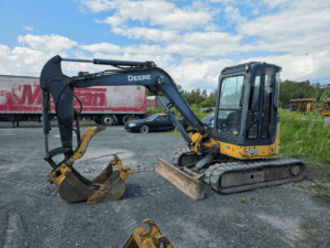 Used 2007 John Deere 50D excavator for sale at Les Équipements Daigle in Canada