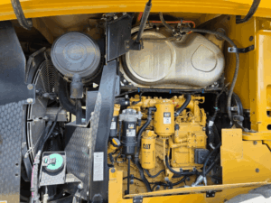 2015 Caterpillar 926M engine compartment