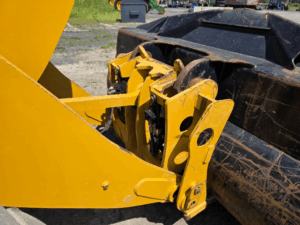 Caterpillar 926M quick coupler with bucket attachment