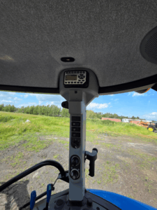 Colonne de commandes et commandes de climatisation dans la cabine du tracteur New Holland T4.75 2016