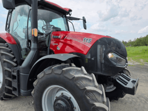 Gros plan du capot du Case IH Maxxum 115