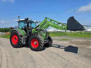 Tracteur Fendt 514 Vario 2021 avec chargeur frontal et godet, vue trois quarts.