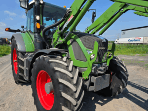 Vue avant droite du Fendt 514 Vario 2021 avec chargeur frontal.