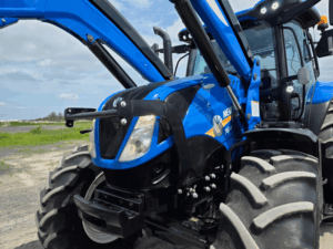 Front of the 2022 New Holland T6.145 tractor with Quicke loader