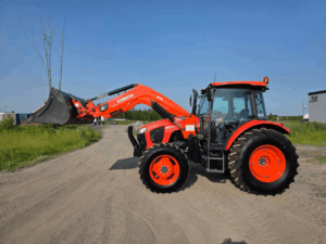Tracteur Kubota M5-111 2019 avec chargeur frontal Kubota M32 vu du côté gauche en vente chez Les Équipements Daigle