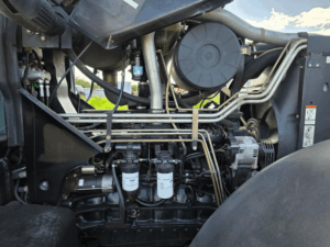 Compartiment moteur du tracteur New Holland TM175 propre et entretenu.