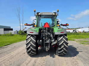 Rear view of the 2021 Fendt 514 Vario tractor with three-point hitch and hydraulic outlets.