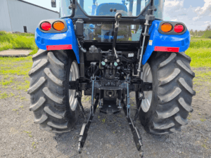 Relevage arrière et sorties hydrauliques du New Holland T4.75