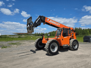 Chargeur télescopique SkyTrak JLG 8042 2022 vu de trois quarts avant avec fourches