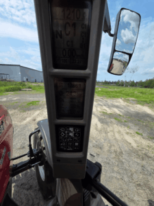 Écran de bord du Case IH Maxxum 115 affichant 1 766 heures