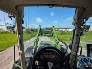 Vue de la console supérieure du Fendt 514 Vario 2021 avec commandes de climatisation, radio et éclairage