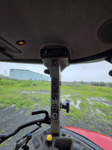 Radio and cab controls in Case IH Farmall 105U