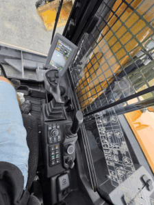 Commandes et écran de contrôle de l’excavatrice Case CX85E 2024