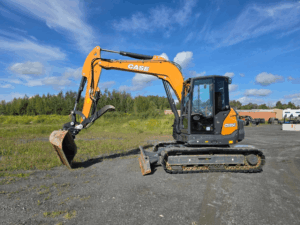 Excavatrice Case CX85E 2024 usagée vue de profil avec godet et lame avant