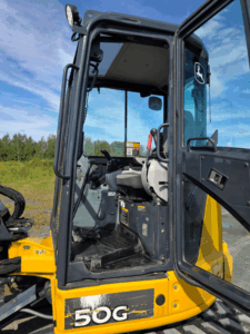 Intérieur cabine excavatrice John Deere 50G