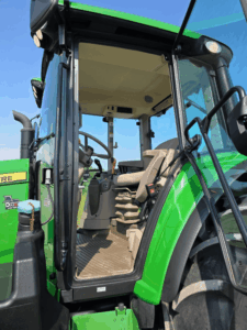 Entrée et intérieur cabine John Deere 6110M 2020