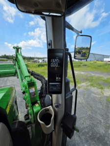 Écran John Deere 6110M 2022 affichant 2586 heures