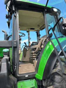 Cabine tracteur John Deere 6110M 2022 porte ouverte