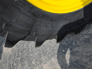 Pneu agricole John Deere 6110M 2022 avec jante jaune
