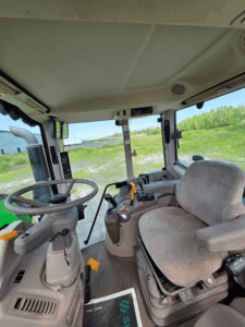 Poste de conduite et siège John Deere 6110M 2022