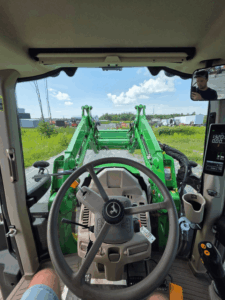 Vue conducteur John Deere 6110M 2022 avec chargeur 600R