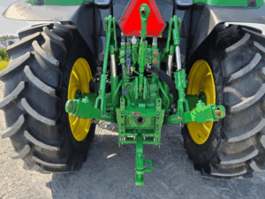 Attelage trois points et sorties hydrauliques John Deere 6110M