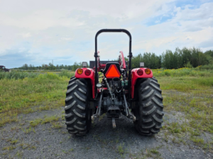 Vue arrière du tracteur Massey Ferguson 2660 HD 2013